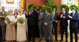 Saeimas deputāti Līga Kļaviņa (no kreisās), Līga Kozlovska, Jānis Skrastiņš, Jānis Grasbergs, Jānis Vucāns, Jānis Eglītis, Jānis Patmalnieks un Jānis Dinevičs piedalās Jāņu ielīgošanas pasākumā Saeimā.