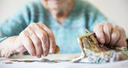 Latvijā ir lielākais pensionāru nabadzības rādītājs Eiropas Savienībā, tāpēc kaut kas sistēmā būtu jāmaina.