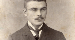 Vilis Lauskis (1887–1968)
ir spilgts talants Latvijas dārzkopībā. Attēlā - Vilis Lauskis aptuveni 20 gadu vecumā.