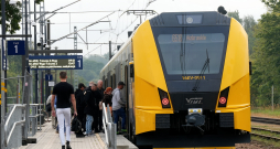 Dzelzceļa stacija "Tukums I".
"Vivi" elektrovilciens.