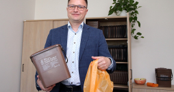Pašvaldībā var saņemt gan kastīti, gan arī oranžas krāsas maisiņus, tos var pirkt arī veikalā, kurus pēc piepildīšanas aizsien un met nešķiroto atkritumu konteinerā. Viļņas pašvaldības Enerģētikas departamenta vadītājs Daliuss Krinicks demonstrē mājsaimniecībām izsniedzamās kastītes un maisiņus.