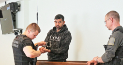Pēc avārijas Džatinders Singhs (no labās) atrodas apcietinājumā un uz tiesu tika konvojēts. Pēc avārijas Džatinders Singhs (no labās) atrodas apcietinājumā un uz tiesu tika konvojēts.