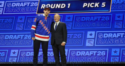 Latvijas hokejists Alberts Šmits 2026. gada NHL draftā.