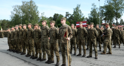 Valsts aizsardzības dienesta pirmā iesaukuma izlaidums Ādažu militārajā bāzē. Valsts aizsardzības dienesta pirmā iesaukuma izlaidums Ādažu militārajā bāzē.