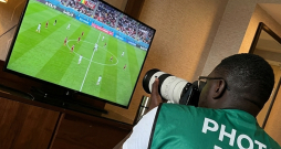 Senegālas futbola izlases fotogrāfs Sidijs Talla savas valsts maču pret Irāku bildēja šādi. “Nekādu braucienu. Bet mēs tiekam galā attālināti,” vēsta uzraksts franču valodā.