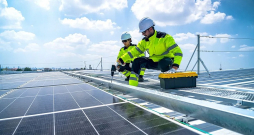 Eiropas Komisijas piedāvātā Tīrās industrializācijas direktīva paredzēta kā atbilde ASV un Ķīnas mestajam izaicinājuma cimdam rūpniecības politikā, bet kritiķi šaubās, vai atbilde būs pietiekami pārliecinoša. Eiropas Komisijas piedāvātā Tīrās industrializācijas direktīva paredzēta kā atbilde ASV un Ķīnas mestajam izaicinājuma cimdam rūpniecības politikā, bet kritiķi šaubās, vai atbilde būs pietiekami pārliecinoša.