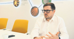 "Darbinieki un tāpat klienti sāk pierast, ka esam arī moderno tehnoloģiju uzņēmums. Kad biržā mūsu pamatproduktam – enerģijai – cena un iepirkums mainās ik pēc 15 minūtēm, citādi nemaz nevar," secina Ģirts Vikmanis, AS "Latvenergo" informācijas tehnoloģiju izstrādes un mākslīgā intelekta direktors.
