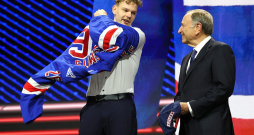Alberts Šmits (no kreisās), pirmo reizi mugurā velkot Ņujorkas "Rangers" kreklu, pārmij frāzes ar NHL galveno vīru – līgas komisāru Geriju Betmenu.