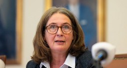 Grācas pilsētas iedzīvotājus sen neuztrauc, ka viņu pilsētas galva Elke Kāra ir komuniste. Viņas panākumus vēlēšanās nodrošina saprātīga komunālā politika.