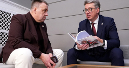LOK prezidents Raimonds Lazdiņš (no kreisās) uzskata, ka ar Valsts sporta fonda izveidi tiktu atrisināta absurdā sistēma, kad nacionālo izlašu sagatavošanai dalībai pasaules un Eiropas čempionātos finansējums tiek piešķirts no valsts budžeta līdzekļiem neparedzētiem gadījumiem. Latvijas hokeja izlase, kuru trenē Harijs Vītoliņš, pēdējos gados tikai tā tikusi pie finansējuma pirms pasaules čempionātiem. LOK prezidents Raimonds Lazdiņš (no kreisās) uzskata, ka ar Valsts sporta fonda izveidi tiktu atrisināta absurdā sistēma, kad nacionālo izlašu sagatavošanai dalībai pasaules un Eiropas čempionātos finansējums tiek piešķirts no valsts budžeta līdzekļiem neparedzētiem gadījumiem. Latvijas hokeja izlase, kuru trenē Harijs Vītoliņš, pēdējos gados tikai tā tikusi pie finansējuma pirms pasaules čempionātiem.