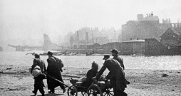 Vācu bēgļi padomju ieņemtajā Kēnigsbergā 1945. gada pavasarī.