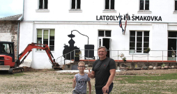 Kamēr meita Katrīna jūrā burā, Juoņs ar citu brašu palīgu Kristeru gatavojas "Latgales šmakovkas" 10 gadu jubilejas festivālam.