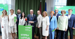 Partiju apvienības "Jaunā Vienotība" (JV) 15. Saeimas vēlēšanu kandidāti - Beāte Jonīte, Baiba Braže, Edmunds Jurēvics, Loreta Abakoka, Arvils Ašeradens, Mārtiņš Spravņiks, Evika Siliņa, Alīna Gendele, Rihards Kozlovskis, Inga Bērziņa un Andris Aniņš piedalās pasākumā, kurā JV iepazīstina ar Ministru prezidenta amata kandidātu, sarakstu līderiem un 15. Saeimas vēlēšanu programmu.