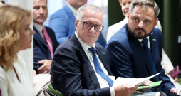 Lai gan Arvils Ašeradens (centrā) ir nosaukts kā "Jaunās Vienotības" premjera kandidāts, viņš būs tikai saraksta otrais numurs Rīgas vēlēšanu apgabalā. Savukārt bijusī valdības vadītāja Evika Siliņa ir "JV" saraksta līdere Vidzemē, bet partijas priekšsēdētājs un Saeimas frakcijas vadītājs Edmunds Jurēvics – pirmais numurs Zemgalē.
