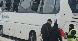 Negadījumā tika nolauzts autobusa ārējais atpakaļskata spogulis, kas kopā ar stiprinājuma detaļām ietriecās autobusa salonā.