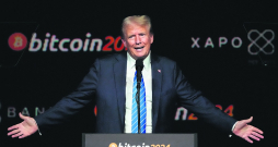 Republikāņu partijas prezidenta amata kandidāts Donalds Tramps kriptovaltūtas "Bitcoin" konferencē Nešvilā 2024. gada jūlijā.