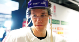 Hokejists Sandis Vilmanis.