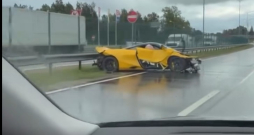 Avarējusī "McLaren" automašīna.
