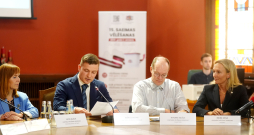 Centrālās vēlēšanu komisijas (CVK) priekšsēdētāja vietniece Iveta Blaua (no kreisās), CVK priekšsēdētājs Māris Zviedris, CVK sekretārs Ritvars Eglājs un CVK locekle Baiba Veisa piedalās pasākumā Saeimas namā, kur izlozē 15. Saeimas vēlēšanām reģistrēto deputātu kandidātu sarakstu numurus.