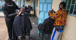 Frizieri griež pacientiem matus kopšanas sesijas laikā Kenijas lielākajā psihiatriskajā slimnīcā "Mathari" Nairobi.