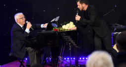 Maestro Raimonds Pauls (no kreisās) un dziedātājs Intars Busulis. Maestro Raimonds Pauls (no kreisās) un dziedātājs Intars Busulis.