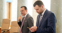 "Mēs nespēlēsimies ar Latvijas iedzīvotāju veselību pirms vēlēšanām," valdības sēdē sacīja veselības ministrs Hosams Abu Meri (no kreisās), iebilstot labklājības ministram Reinim Uzulniekam.