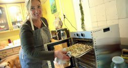 Par piešķirto grantu Vineta ir iegādājusies augļu un dārzeņu žāvēšanas iekārtu "Royal Catering", kurā tagad žāvē rabarberus.