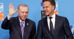 Turcijas prezidents Redžeps Tajips Erdogans un NATO ģenerālsekretārs Marks Rite jūnijā tiekoties Hāgā. Prognozē, ka Turcijas loma aliansē tuvākajā laikā pieaugs.