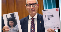Monako Sabiedriskās drošības ministrs Eriks Are demonstrē Anastasijas Berezovskas foto un viņas meklēšanas Interpola orderi.