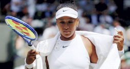Šogad Vimbldonas tenisa turnīra vērotājus pārsteigusi japāniete Naomi Osaka, kura uz spēli ierodas tērpusies kimono, perfekti ievērojot arī turnīra stingros ģērbšanās noteikumus.