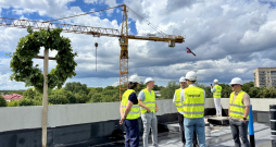 Spāru svētku norise mājokļu projektā "Zaļā Jugla" Juglas ezera krastā Rīgā.