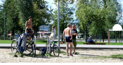 Vīrieši vasarā. Ilustratīvs attēls.