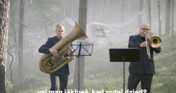 Ekrānuzņēmums no dziesmas "Kā?" videoklipa. Ekrānuzņēmums no dziesmas "Kā?" videoklipa.