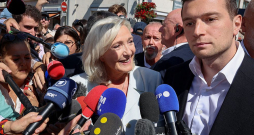 Nacionālās apvienības līderi Marina Lepēna un Žordāns Bardella trešdien vēlēšanu kampaņas ietvaros apmeklēja Laflešas pilsētu, kas atrodas Francijas rietumos. Lepēna uzvaras gadījumā savam protežē sola premjerministra amatu.