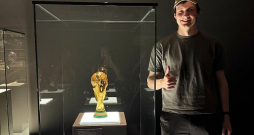 Normunds Uldriķis futbola muzejā Dortmundē pie Pasaules kausa trofejas. Vācijas izlase to izcīnījusi četras reizes, bet šis turnīrs tai jau beidzies.