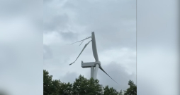 Sabojātā vēja turbīna.
