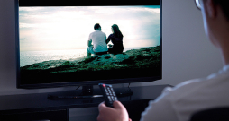 Televizoru un citu ekrānu krāsas parametrus var pielāgot attēla iestatījumu sadaļā.
