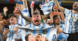 Argentīnas izlases līdzjutēji svin uzvaru vienā no Pasaules kausa spēlēm. Šoreiz spēļu vērošana klātienē līdzjutējiem izmaksāja krietni vairāk nekā iepriekšējo Pasaules kausa finālturnīru laikā.