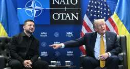 NATO samita laikā trešdien notika arī Ukrainas prezidenta Volodimira Zelenska (no kreisās) un ASV prezidenta Donalda Trampa saruna, kas noritēja draudzīgā gaisotnē. Baltā nama saimnieks izteicās, ka dos atļauju Ukrainā ražot pārtvērējraķetes pretgaisa aizsardzības sistēmām "Patriot", kas ļoti nepieciešamas Krievijas raidīto ballistisko raķešu notriekšanai.