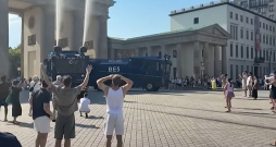 Vācijā pie Brandenburgas vārtiem cilvēki varēja veldzēties zem policijas auto "izšautajām" ūdens strūklām.