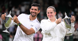 Latvijas tenisiste Aļona Ostapenko pārī ar salvadorieti Marselo Arevalo ceturtdien Londonā svinēja uzvaru Vimbldonas čempionāta jaukto dubultspēļu sacensību finālā.