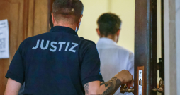 Tiesu sistēmas darbinieks aizver tiesas zāles durvis pirms paliatīvās aprūpes ārsta Johannesa M. tiesas procesa sākuma Moabitas Krimināltiesā Berlīnē, Vācijā, 2025. gada 14. jūlijā. Johanness M. tiek turēts aizdomās par 15 pacientu apzinātu nogalināšanu mājas vizīšu laikā laika posmā no 2021. gada septembra līdz 2024. gada jūlijam, liecina Berlīnes prokuratūras sniegtā informācija. Izmeklēšanu veic Berlīnes Kriminālpolicijas slepkavību nodaļas īpašā izmeklēšanas grupa sadarbībā ar Berlīnes prokuratūru.