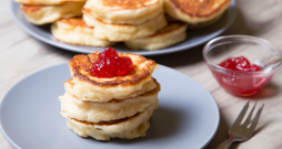 Biezās kefīra pankūkas. Biezās kefīra pankūkas.