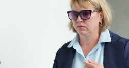 Bērnu klīniskās universitātes slimnīcas medmāsa Jeļena Ugurenko, kura apsūdzēta par bērna nonāvēšanu aiz neuzmanības pērn novembrī, sajaucot pacientam dodamos medikamentus ierodas uz tiesas sēdi Rīgas pilsētas tiesā. Bērnu klīniskās universitātes slimnīcas medmāsa Jeļena Ugurenko, kura apsūdzēta par bērna nonāvēšanu aiz neuzmanības pērn novembrī, sajaucot pacientam dodamos medikamentus ierodas uz tiesas sēdi Rīgas pilsētas tiesā.