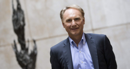 Dens Brauns (Dan Brown). Dens Brauns (Dan Brown).