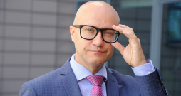Valsts kontrolieris Edgars Korčagins: "Valsts kontroles ierocis ir vārds, un nekādu citu mums nav. Mūsu pienākumos ietilpst arī plaši stāstīt par savu revīziju rezultātiem un informēt sabiedrību par tiem. Tādēļ – jā, mēs esam ieinteresēti revīziju rezultātu plašā un iespējami skaļā atspoguļojumā." Valsts kontrolieris Edgars Korčagins: "Valsts kontroles ierocis ir vārds, un nekādu citu mums nav. Mūsu pienākumos ietilpst arī plaši stāstīt par savu revīziju rezultātiem un informēt sabiedrību par tiem. Tādēļ – jā, mēs esam ieinteresēti revīziju rezultātu plašā un iespējami skaļā atspoguļojumā."