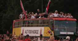 Līdzjutēji sagaida Norvēģijas futbola izlasi.