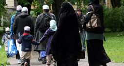 Islāmticīgajās ģimenēs ir pieņemts, ka uz visiem jautājumiem, ko ārsts vai vecmāte vaicā sievietei, piemēram, cik bieži jums ir kontrakcijas, vai sāpes ir spēcīgas, grūtniece vispirms izstāsta vīram pie auss, bet savukārt viņš to pavēsta mediķim. Islāmticīgajās ģimenēs ir pieņemts, ka uz visiem jautājumiem, ko ārsts vai vecmāte vaicā sievietei, piemēram, cik bieži jums ir kontrakcijas, vai sāpes ir spēcīgas, grūtniece vispirms izstāsta vīram pie auss, bet savukārt viņš to pavēsta mediķim.