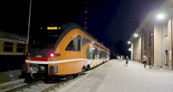 Kā vienu no iespējām "Vivi" izskata sadarbību ar "Elron", nākotnē nomājot "Stadler Flirt" dīzeļvilcienus. Attēlā: igauņu "Stadler Flirt" testa brauciena laikā Daugavpils stacijā.