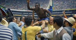 Brazīlijas futbola leģenda Pelē uz komandas biedru pleciem pēc Brazīlijas izlases triumfa 1970. gada Pasaules kausa finālā.